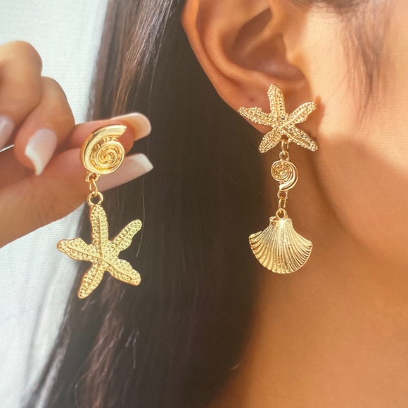 None Jewelry - Ocean-Inspired Gold Starfish and Shell Earrings